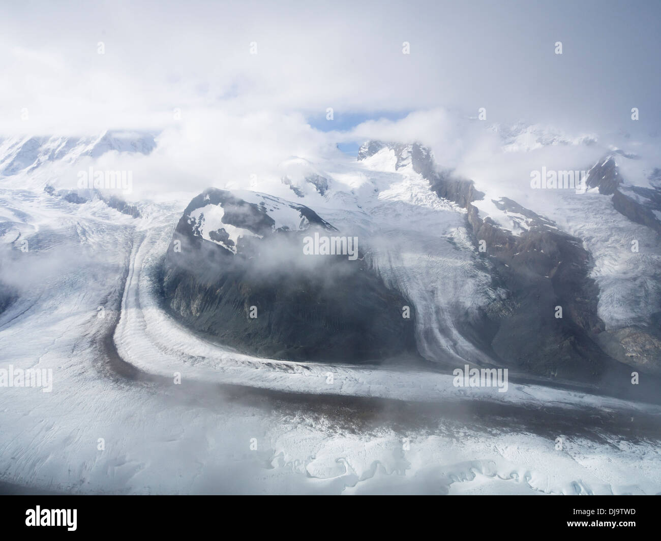 Glacier du Gorner, glaciation alpine, Gornergletscher, près de Zermatt en Suisse, sur la moraine médiane la surface glacée Banque D'Images