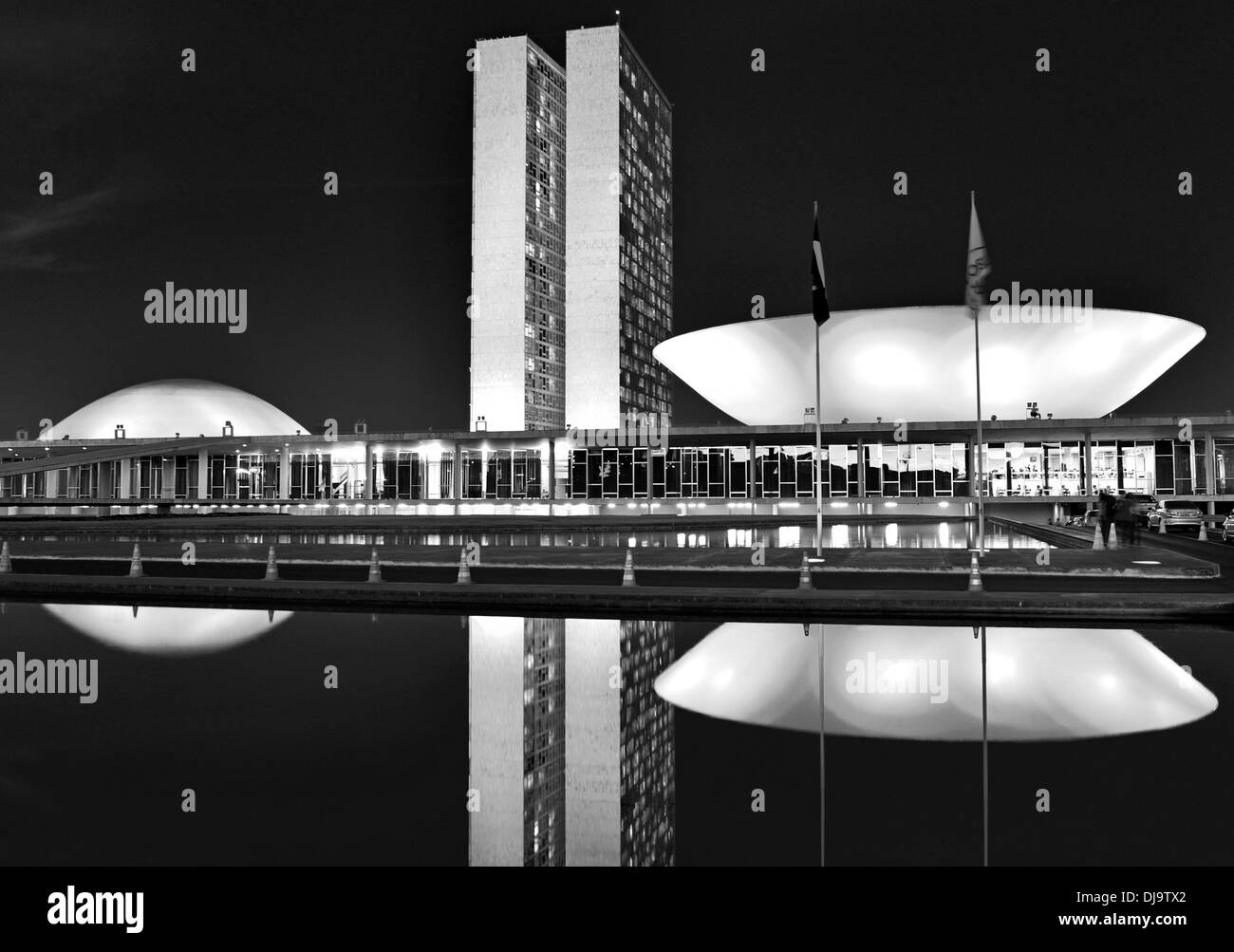 Brésil, Brasilia : Vue nocturne du Congrès national par Oscar Niemeyer Banque D'Images