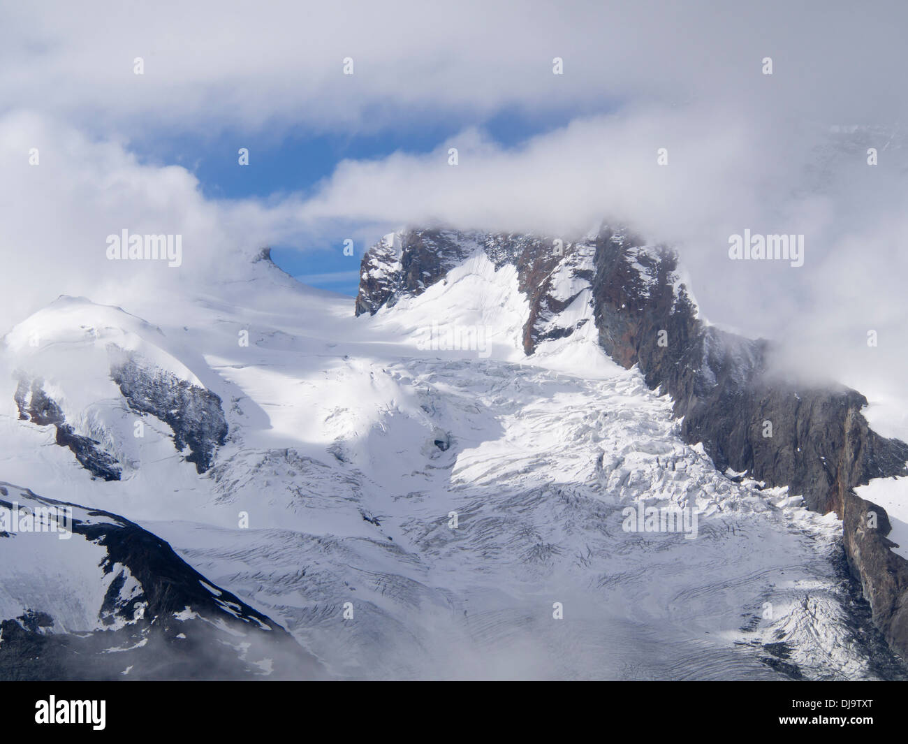 Glacier du Gorner, glaciation alpine, Gornergletscher, près de Zermatt en Suisse, crevasses sur une section raide Banque D'Images