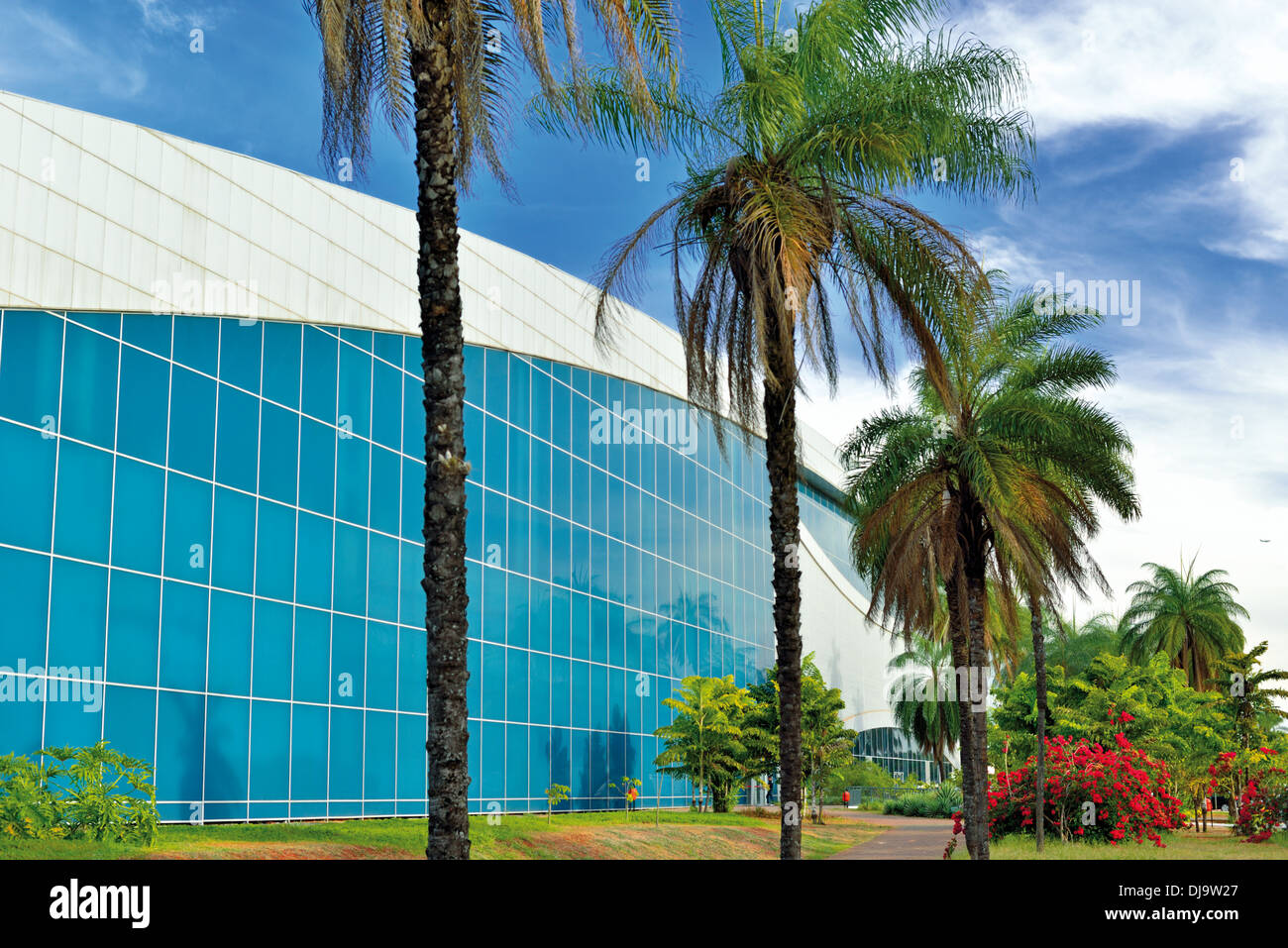 Brésil, Brasilia : palmiers et façade en verre de la Convention Center Ulysses Guimarães Banque D'Images