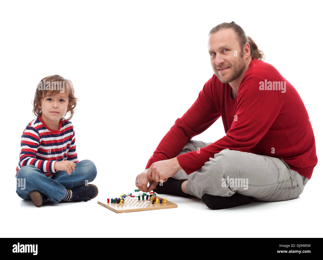 Père et fils jouer jeu de société Banque D'Images