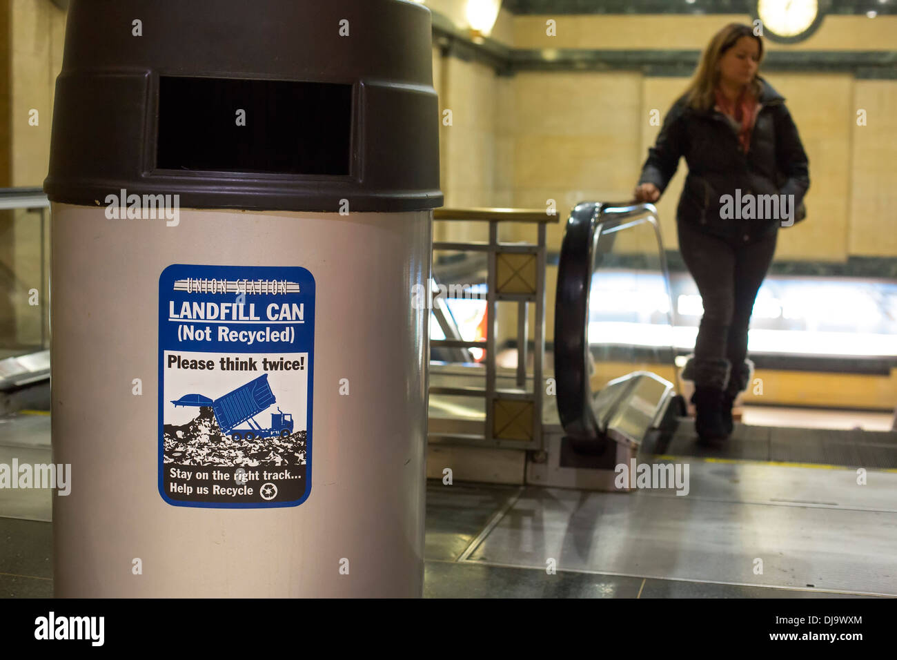 Chicago, Illinois - un signe sur une poubelle à la station Union demande instamment le recyclage. Banque D'Images