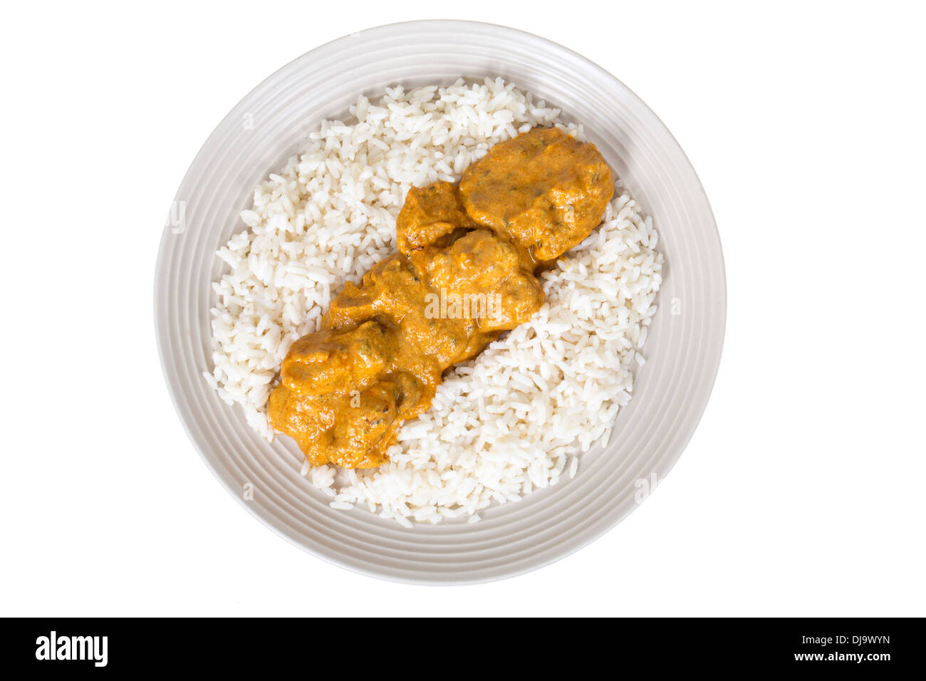 Le style indien épicé frais Curry de poulet au riz bouilli servi sur un plateau isolé sur un fond blanc avec aucun peuple et un chemin de détourage Banque D'Images