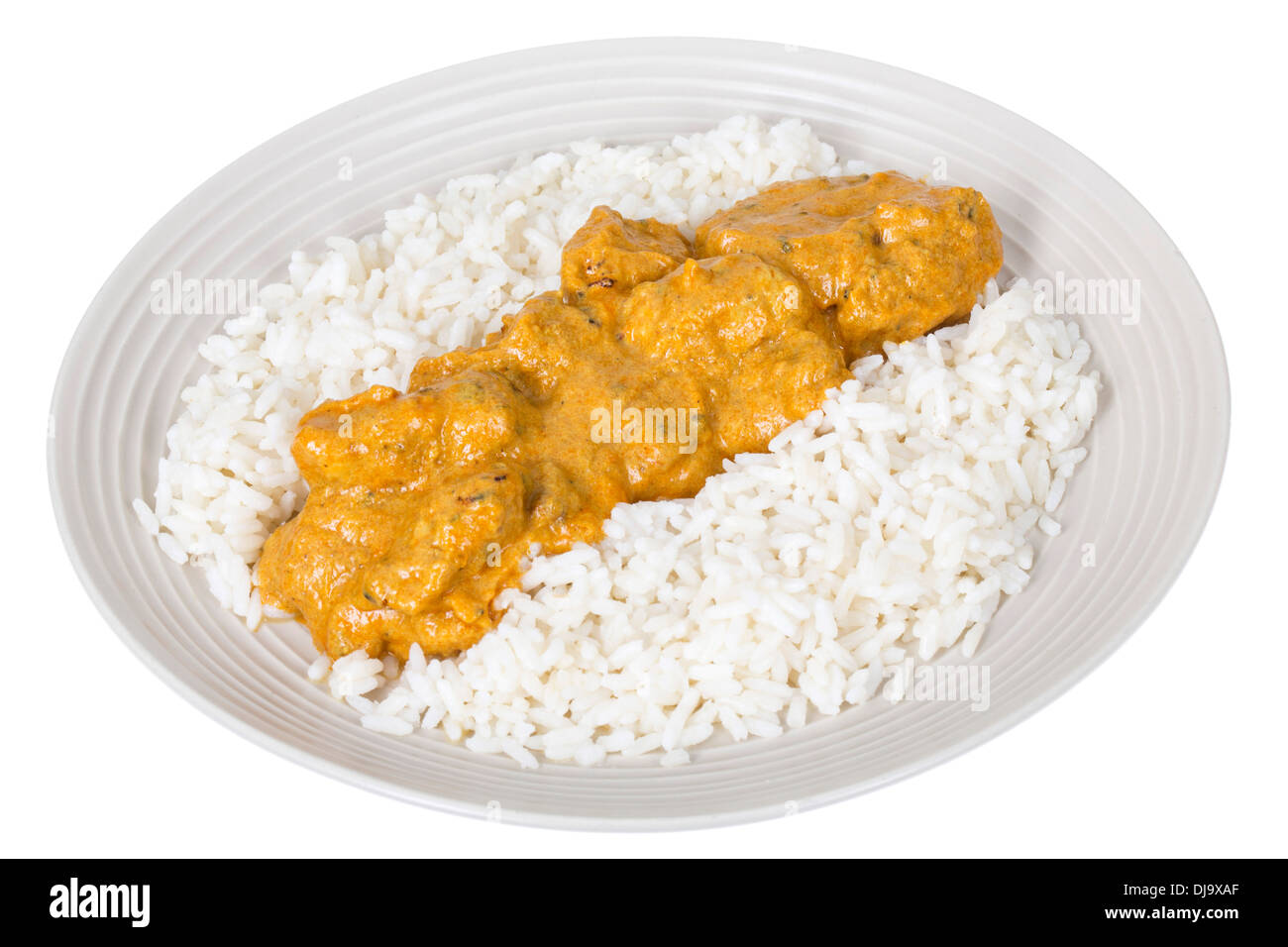 Le style indien épicé frais Curry de poulet au riz bouilli servi sur un plateau isolé sur un fond blanc avec aucun peuple et un chemin de détourage Banque D'Images