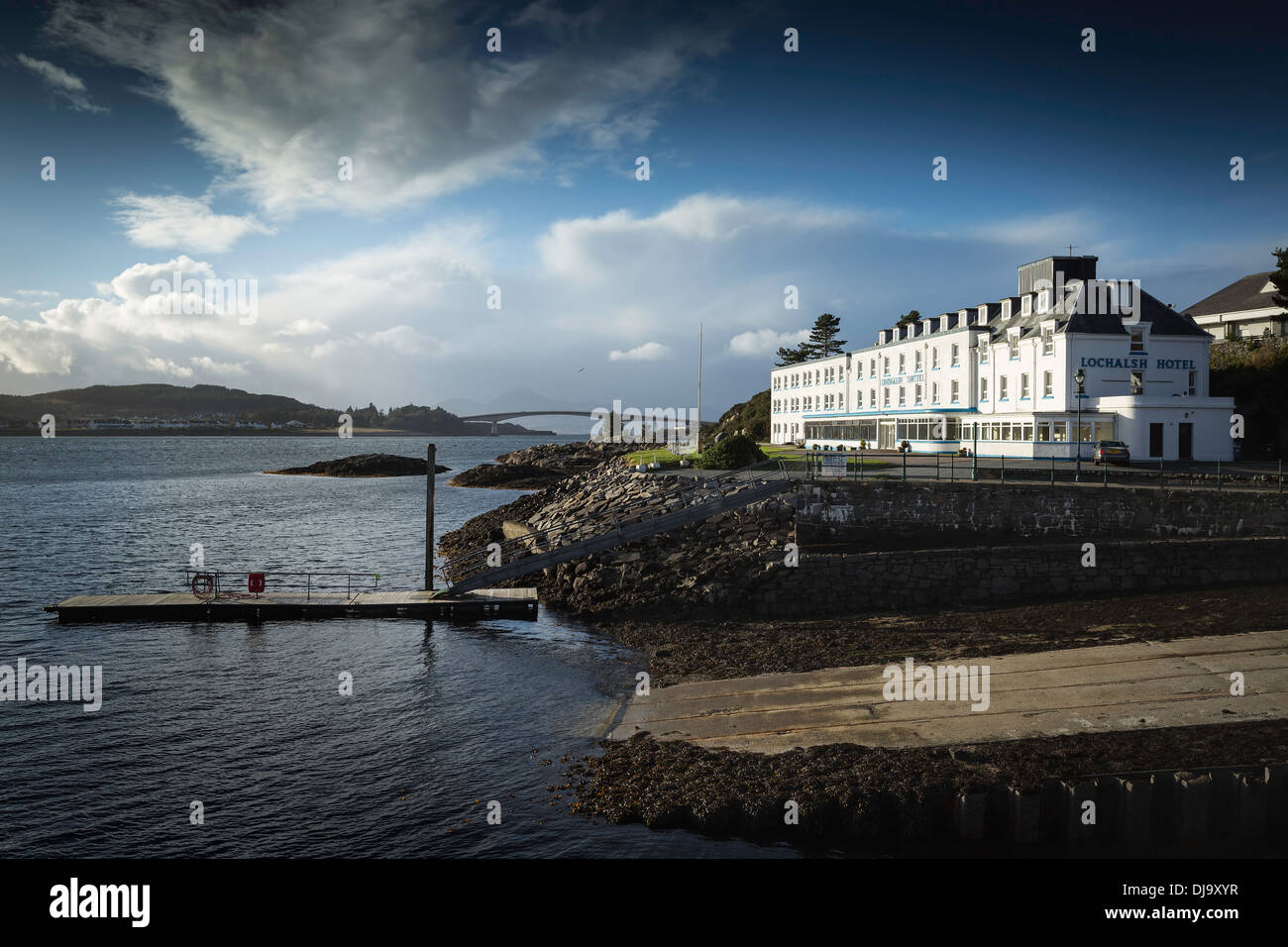 Lochalsh Hotel du soleil en automne avec le pont de Skye en arrière-plan, l'ouest des Highlands, Ecosse Banque D'Images