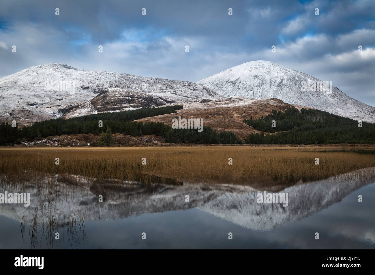 Beinn Dearg Mhor Beinn na Caillich et reflétée dans le Loch Cill Chriosd, île de Skye, Écosse Banque D'Images