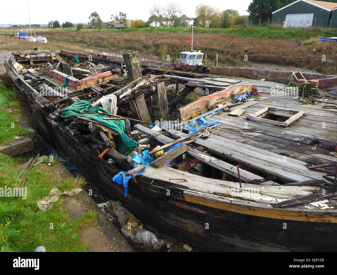 Bateau abandonné sur la rivière Crouch à Battlesbridge, Essex, le village est surtout connu pour ses magasins d'antiquités Banque D'Images