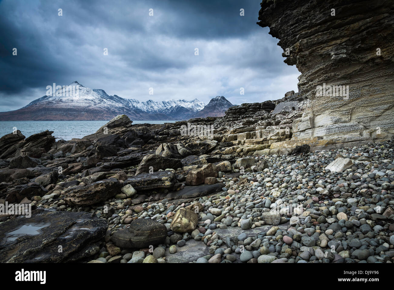 Elgol plage sous un ciel d'orage de neige épousseté Cuillin Hills dans l'arrière-plan, l'île de Skye, en Ecosse Banque D'Images