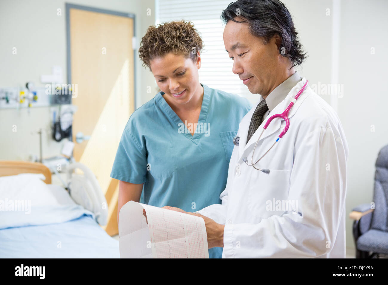 Médecin et l'infirmière à la recherche à l'hôpital en rapport moniteur Fœtal Banque D'Images