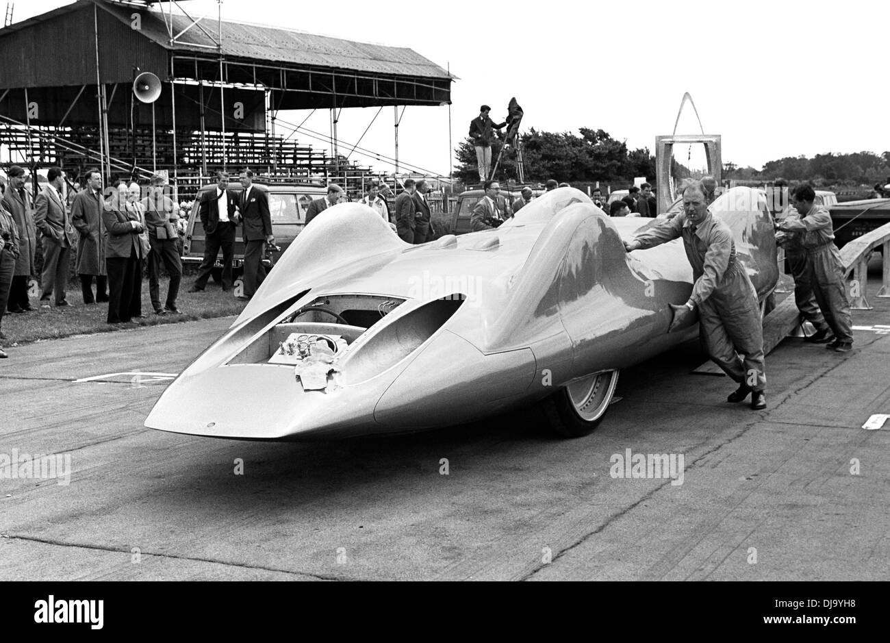 Donald Campbell avec son LSAR Bluebird voiture sur c'est la journée de presse à Goodwood, en Angleterre, 19 mars 1960. Banque D'Images