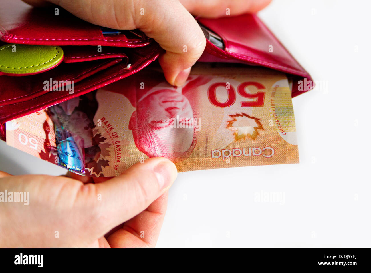 Les droits de l'arrachant à la main de l'argent de votre portefeuille Portefeuille canadien avec de l'argent canadien. Banque D'Images