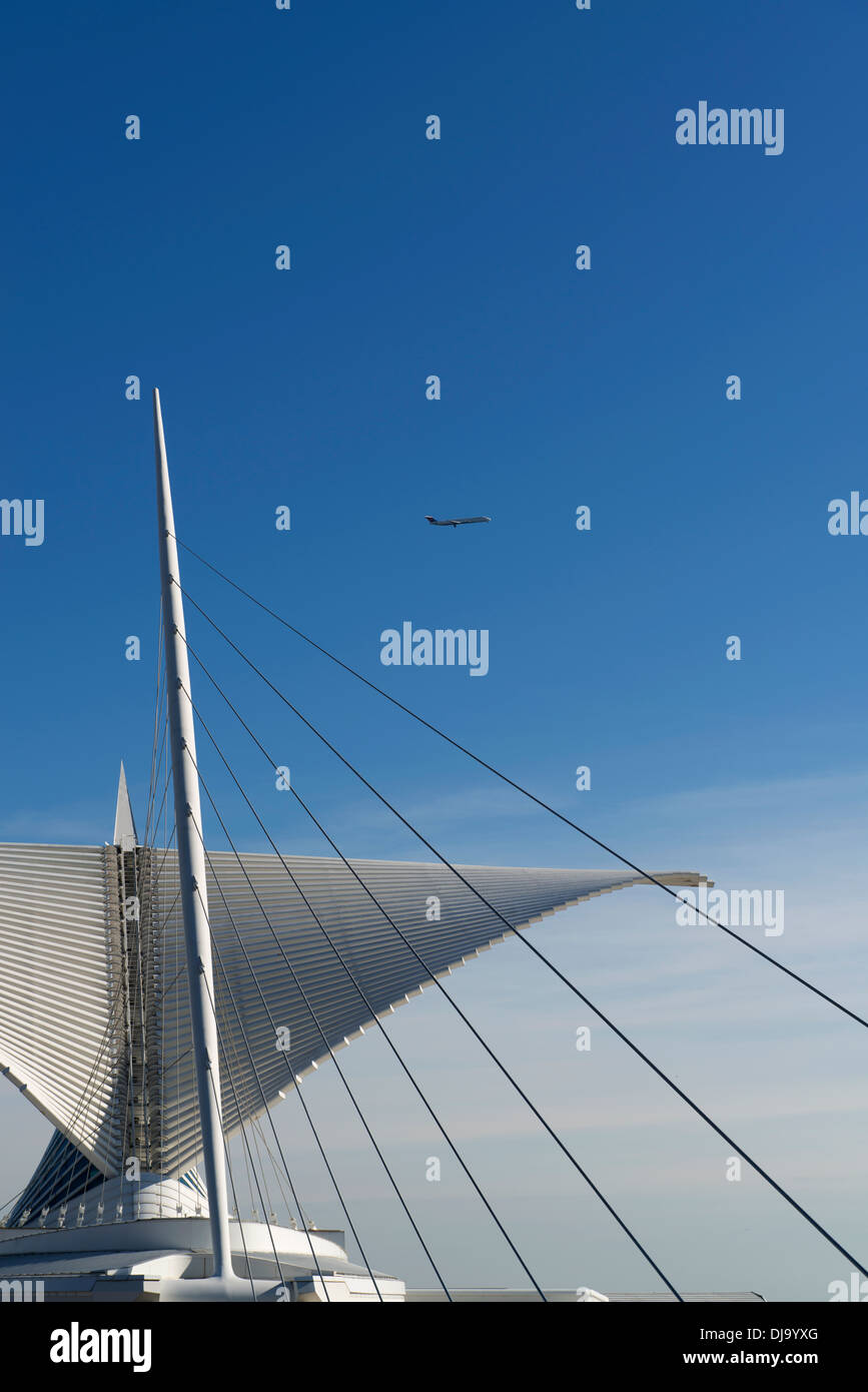 Le Burke Brise soleil sur le Milwaukee Art Museum et jet dans la distance. Banque D'Images