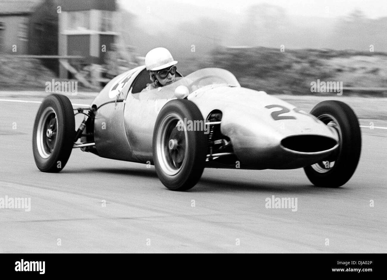 John Surtees fait quatre roues débuts en course Ken Tyrrell entré Cooper Formule Junior, Goodwood, Angleterre 19 mars 1960. Banque D'Images