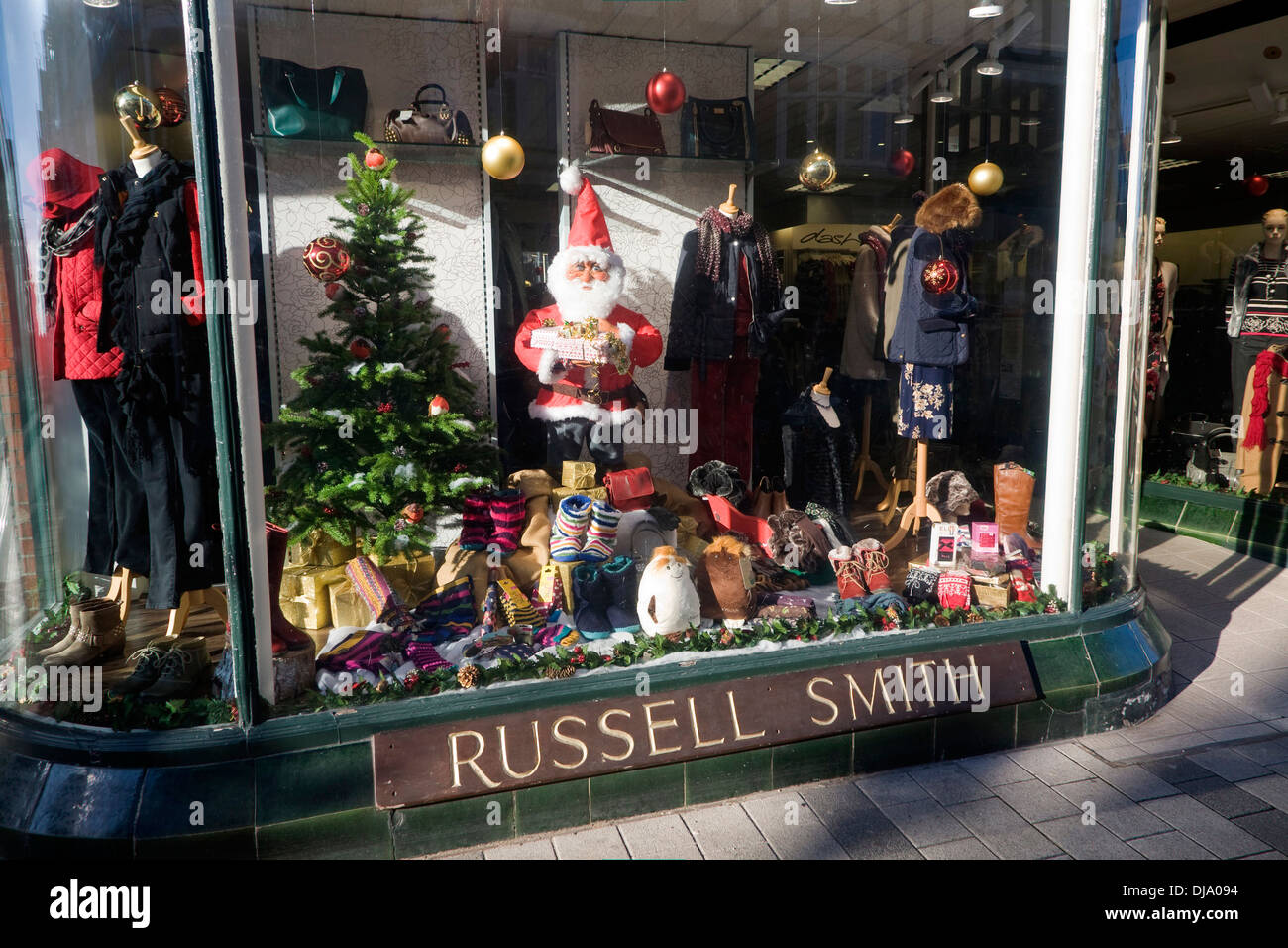 Le Père Noël d'affichage fenêtre Russell Smith shop, Felixstowe, Suffolk, Angleterre Banque D'Images