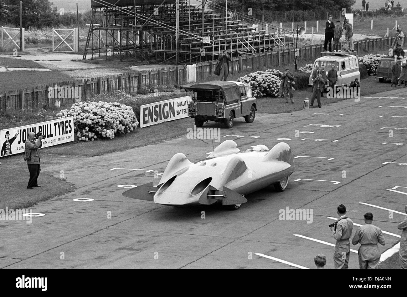 Donald Campbell's Land Speed Record Bluebird voiture à Goodwood, en Angleterre le lundi de Pâques 1960. Banque D'Images