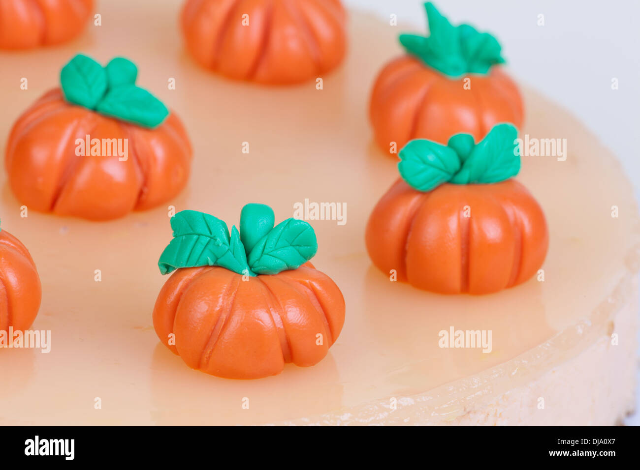 Gâteau d'Halloween avec des citrouilles orange Banque D'Images