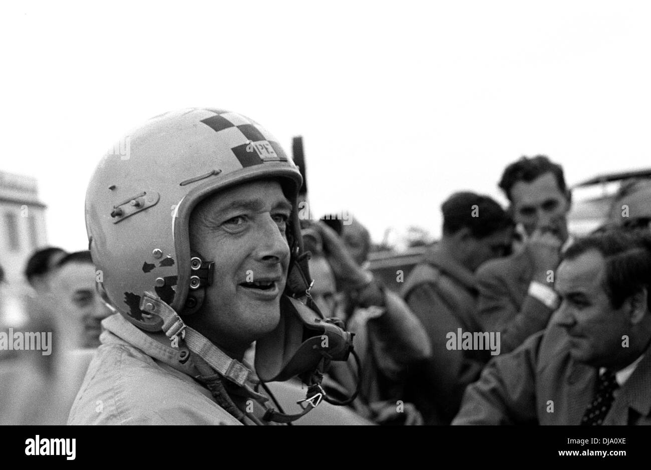 Donald Campbell avec la presse et son record de vitesse sur Bluebird voiture test public à Goodwood, en Angleterre le lundi de Pâques 1960. Banque D'Images
