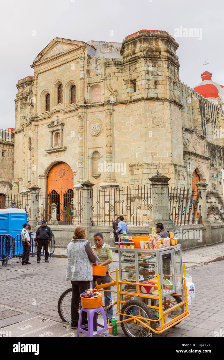 La vente du vendeur de sucreries devant le Temple de la Compañía de Jesús dans le quartier historique d'Oaxaca, Mexique. Banque D'Images