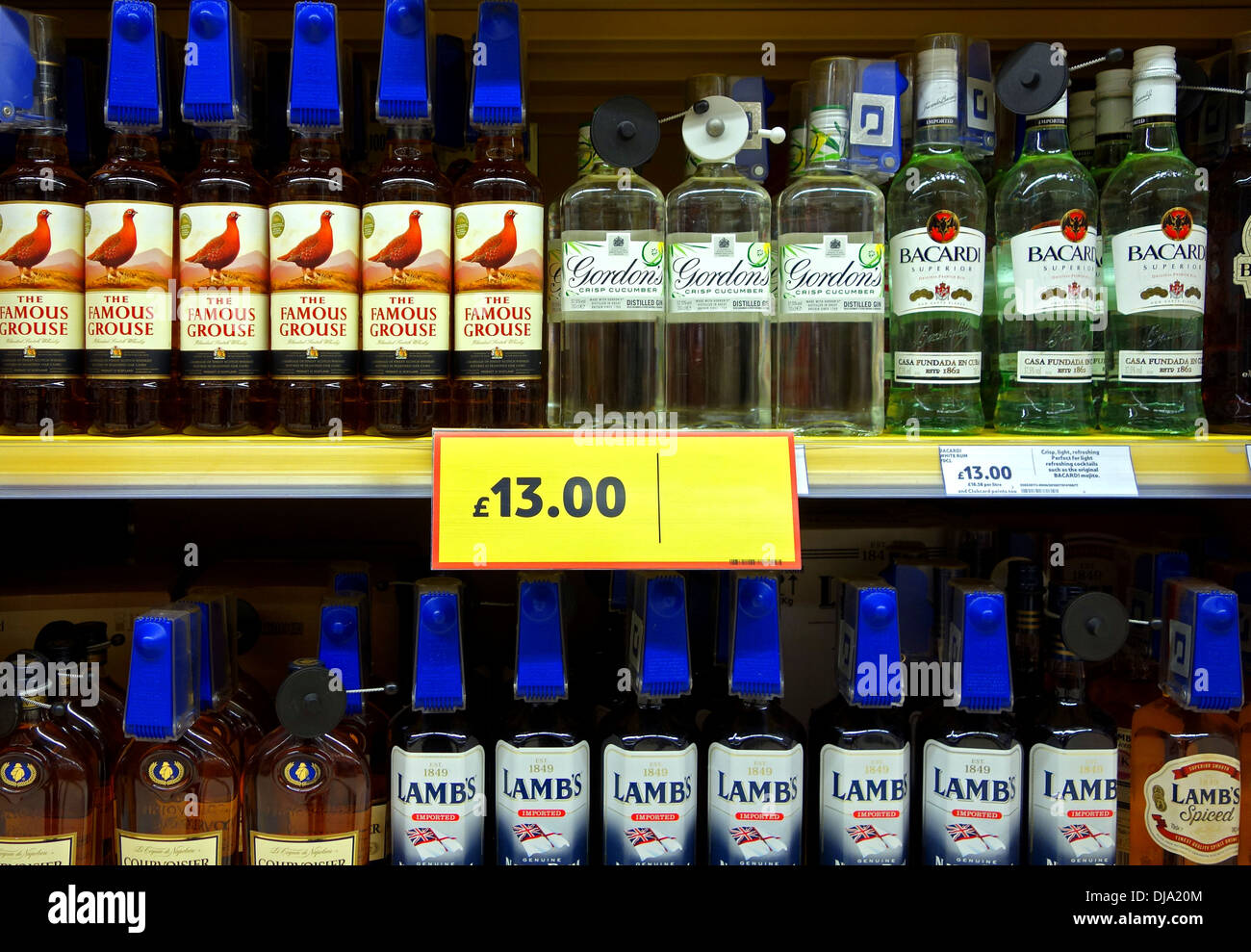 Commode de l'alcool dans un supermarché au Royaume-Uni Banque D'Images