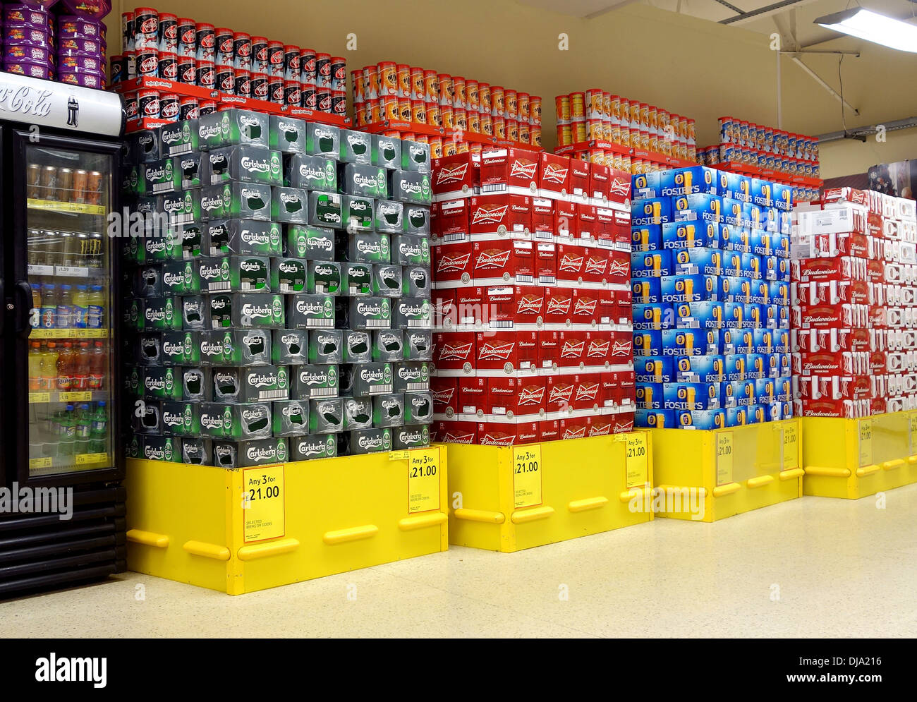 Packs de bière en vente dans un supermarché au Royaume-Uni Banque D'Images