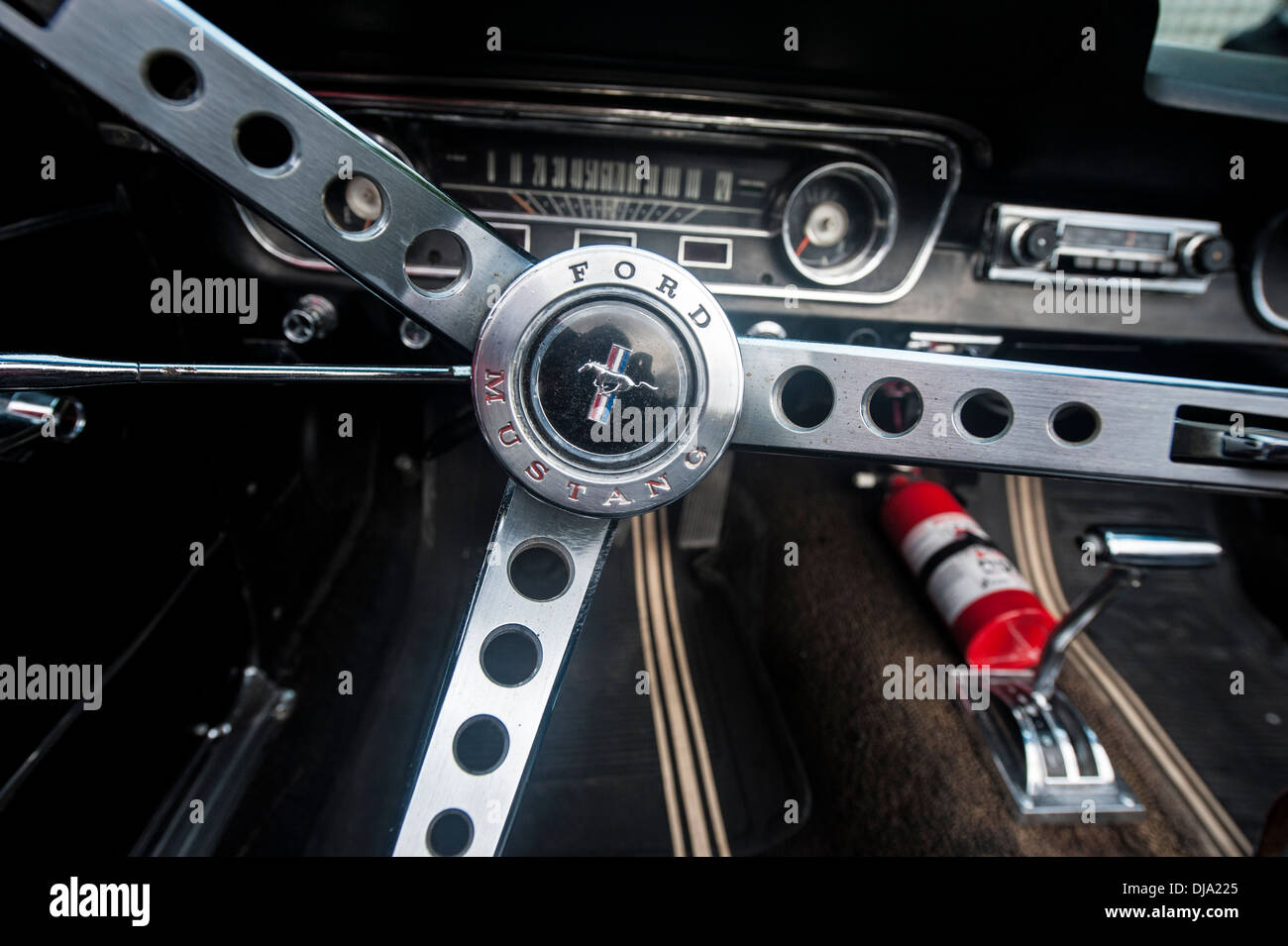 Un classique, vintage Ford Mustang tableau de bord et le volant Banque D'Images