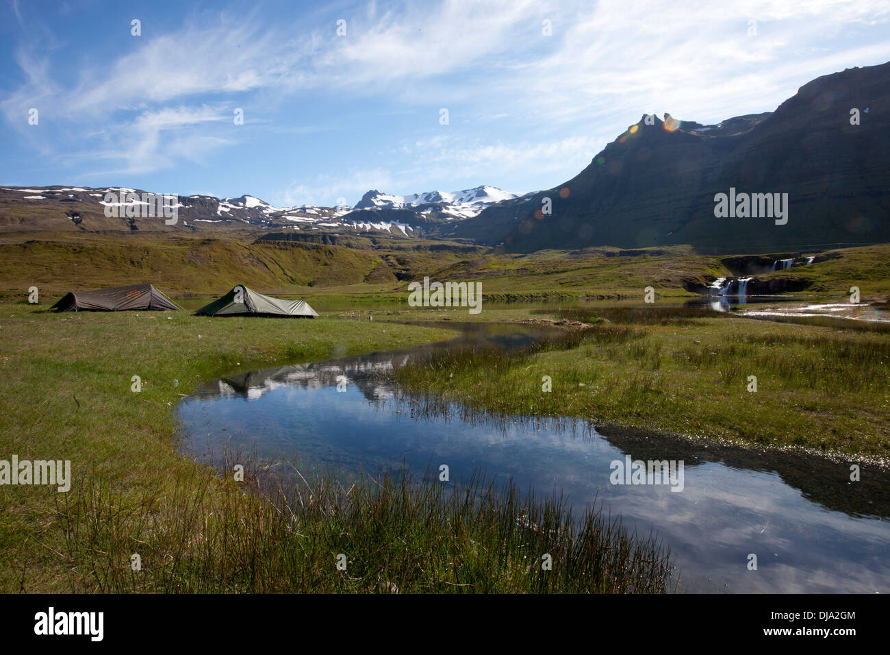 De belles vues sur les montagnes et l'eau en Islande Banque D'Images