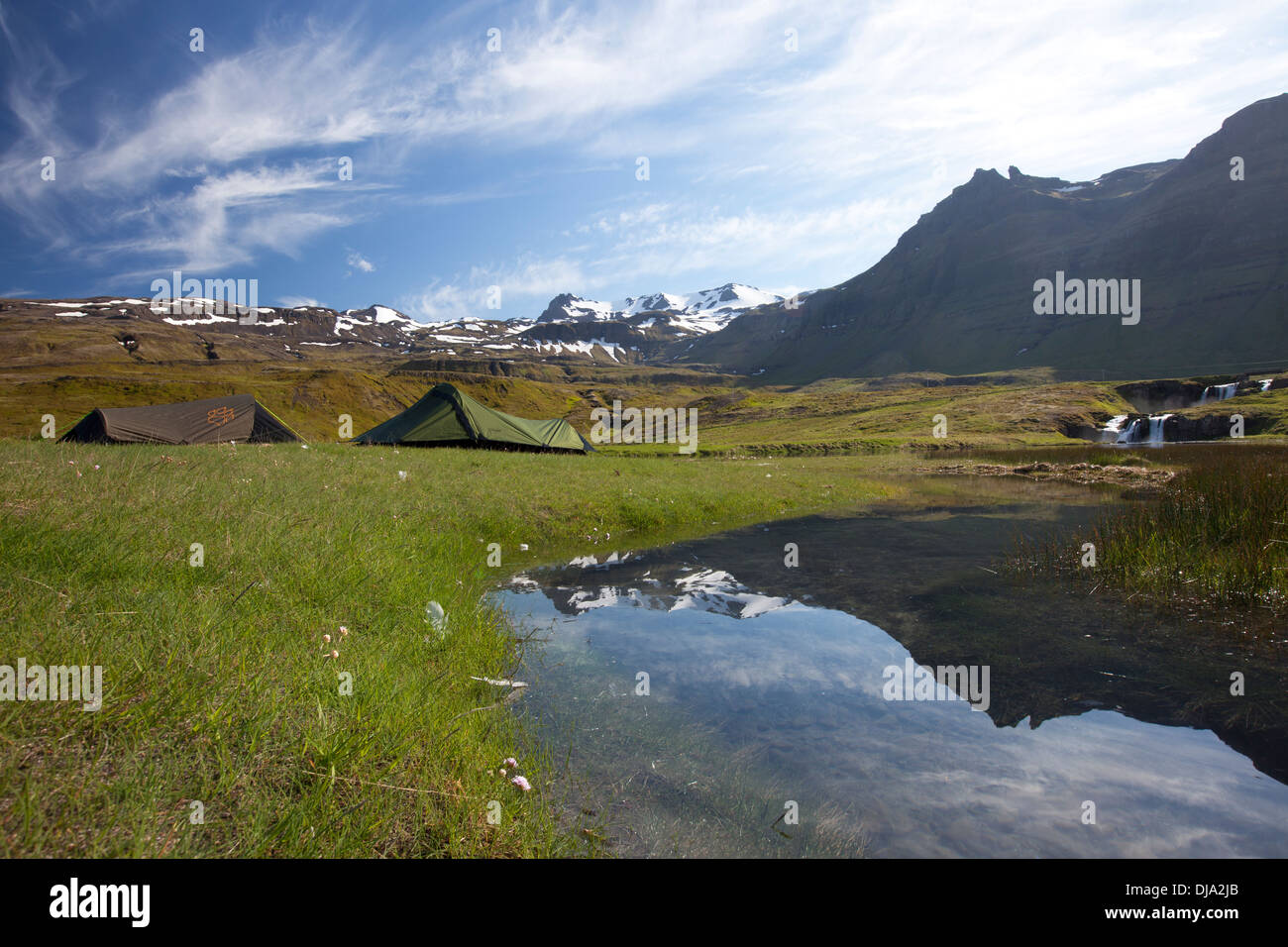 De belles vues sur les montagnes et l'eau en Islande Banque D'Images