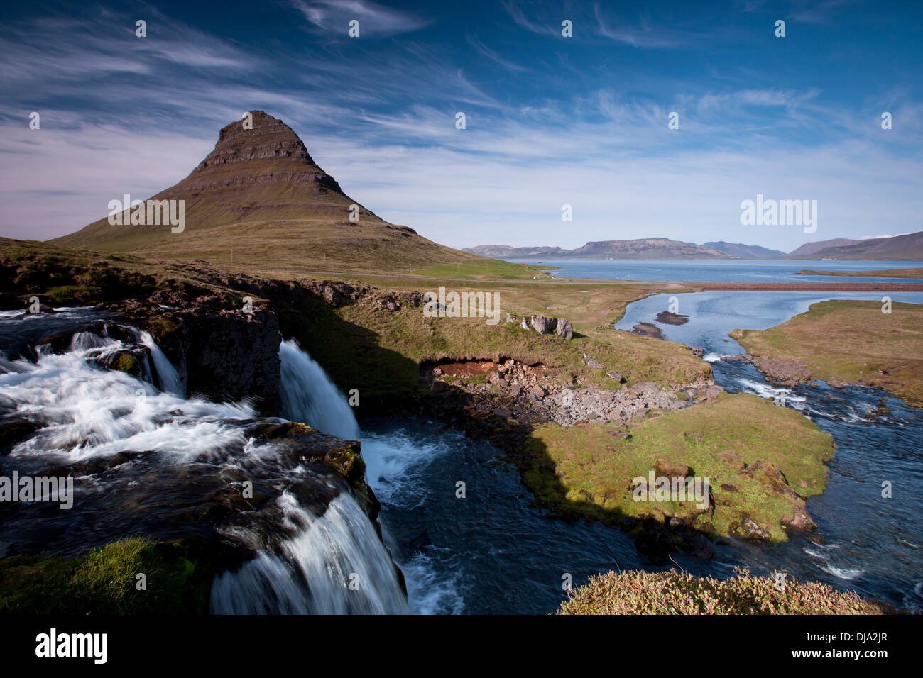 De belles vues sur les montagnes et l'eau en Islande Banque D'Images