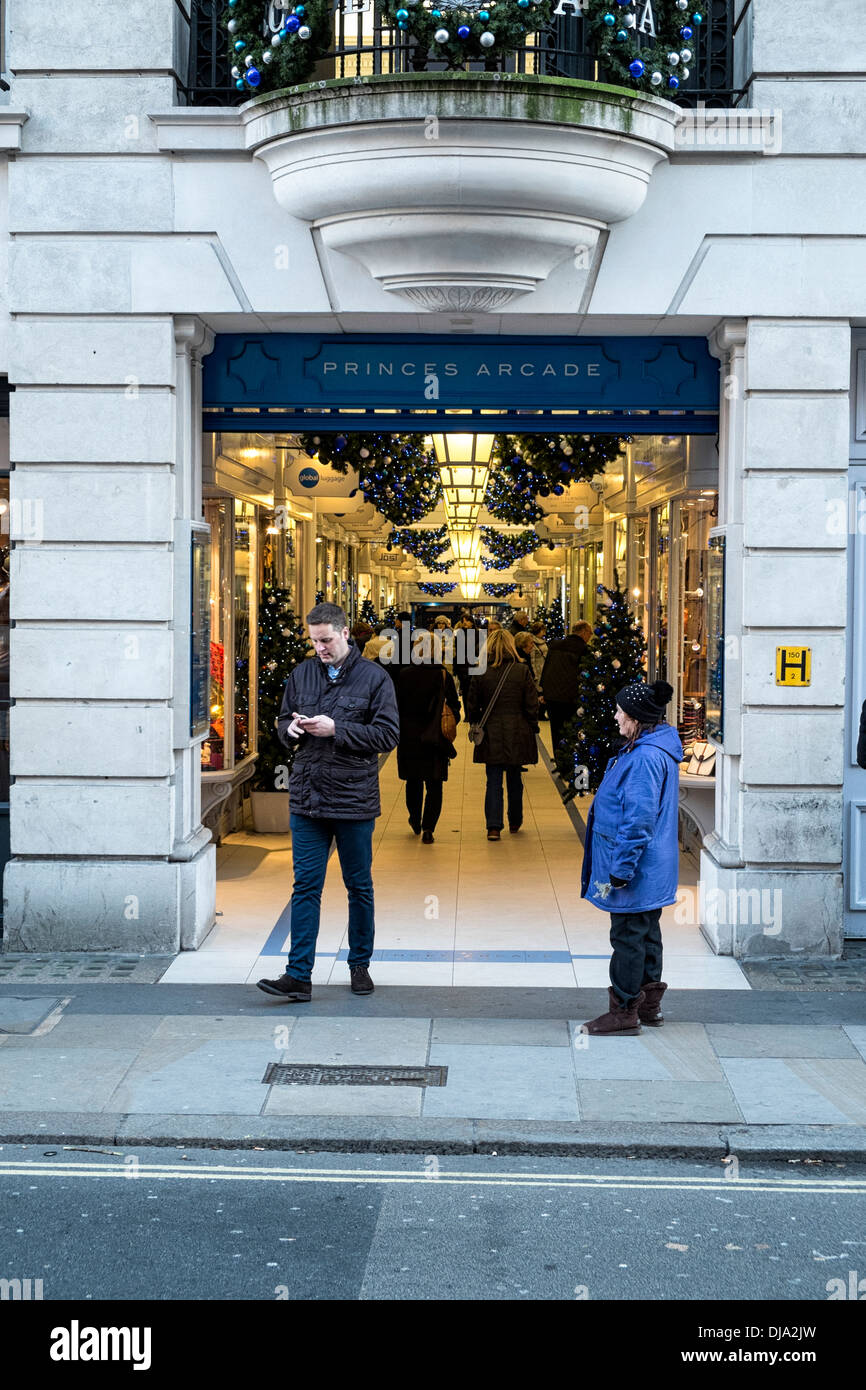 Un homme à l'extérieur de texter Princes Arcade, Londres. Photo par Julie Edwards Banque D'Images