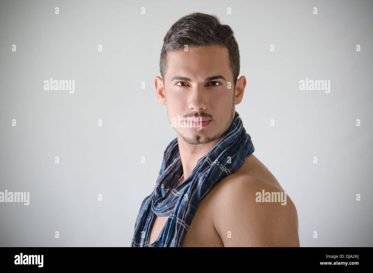 Portrait of attractive young man torse nu avec écharpe bleue sur fond clair  Photo Stock - Alamy