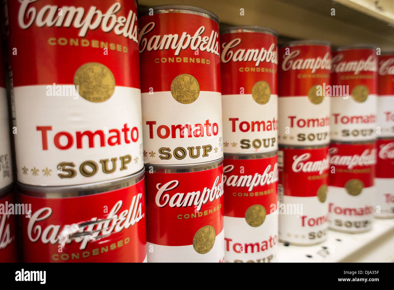 Boîtes de Campbell's Tomato Soup sont vus dans un supermarché de New York Banque D'Images