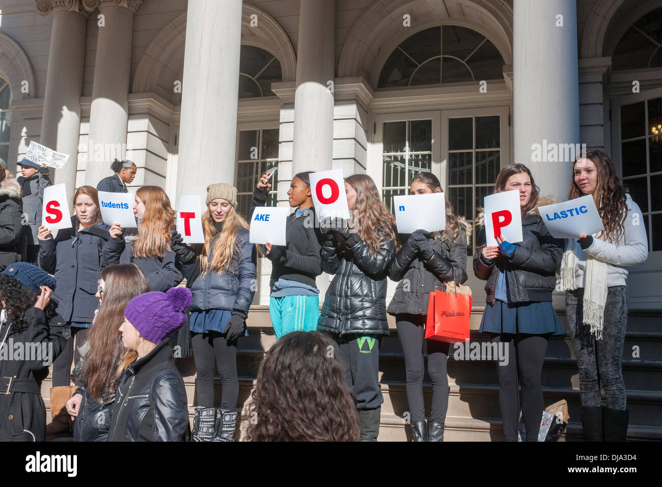 Une coalition de groupes environnementaux se réunissent lors d'un rassemblement à l'Hôtel de ville de New York contre l'utilisation de polystyrène Banque D'Images