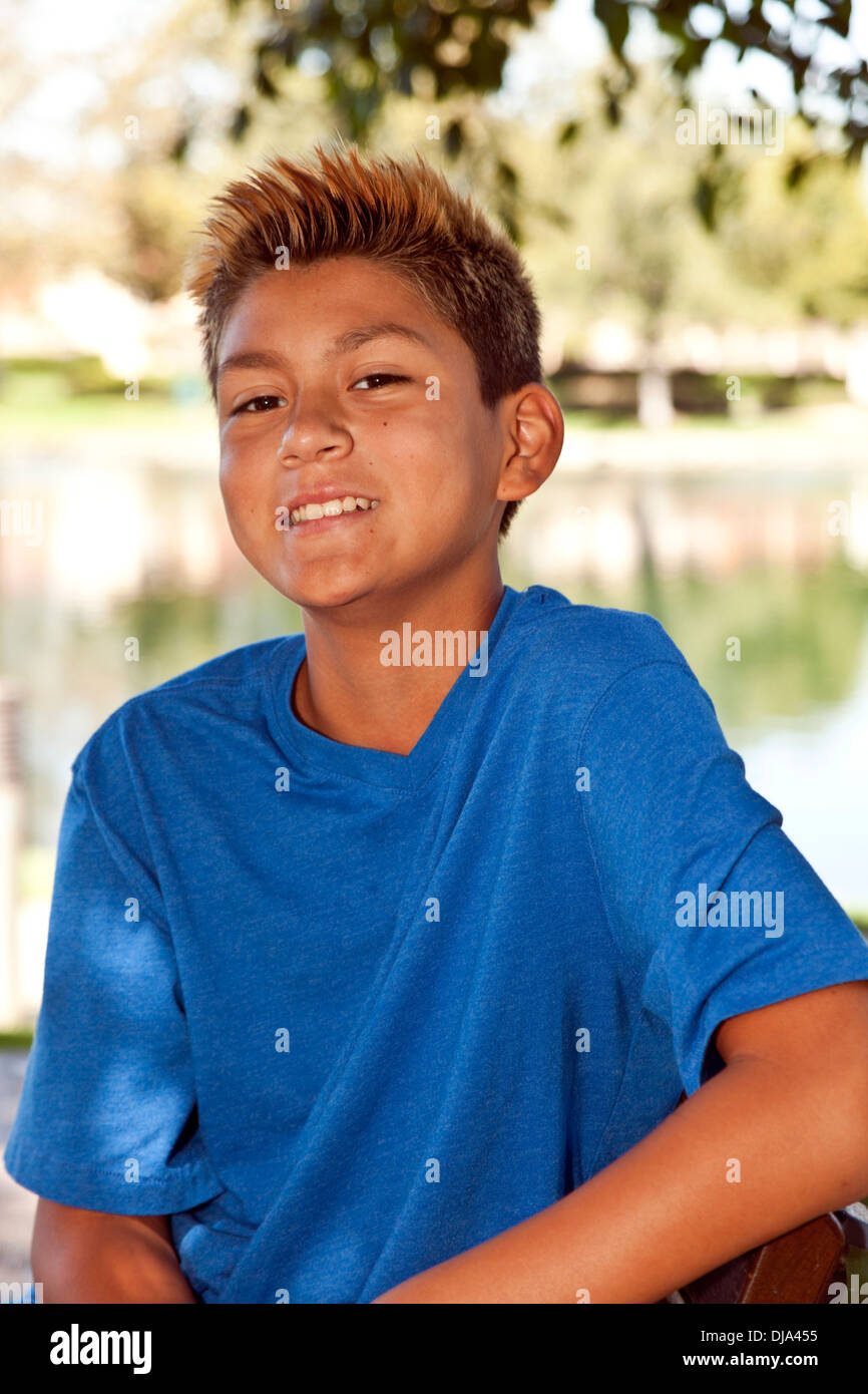 Les jeunes gens de 11 à 13 ans la diversité raciale multi souriant multiculturelles la diversité raciale teenage Hispanic Tween tweens MR © Myrleen Pearson Banque D'Images