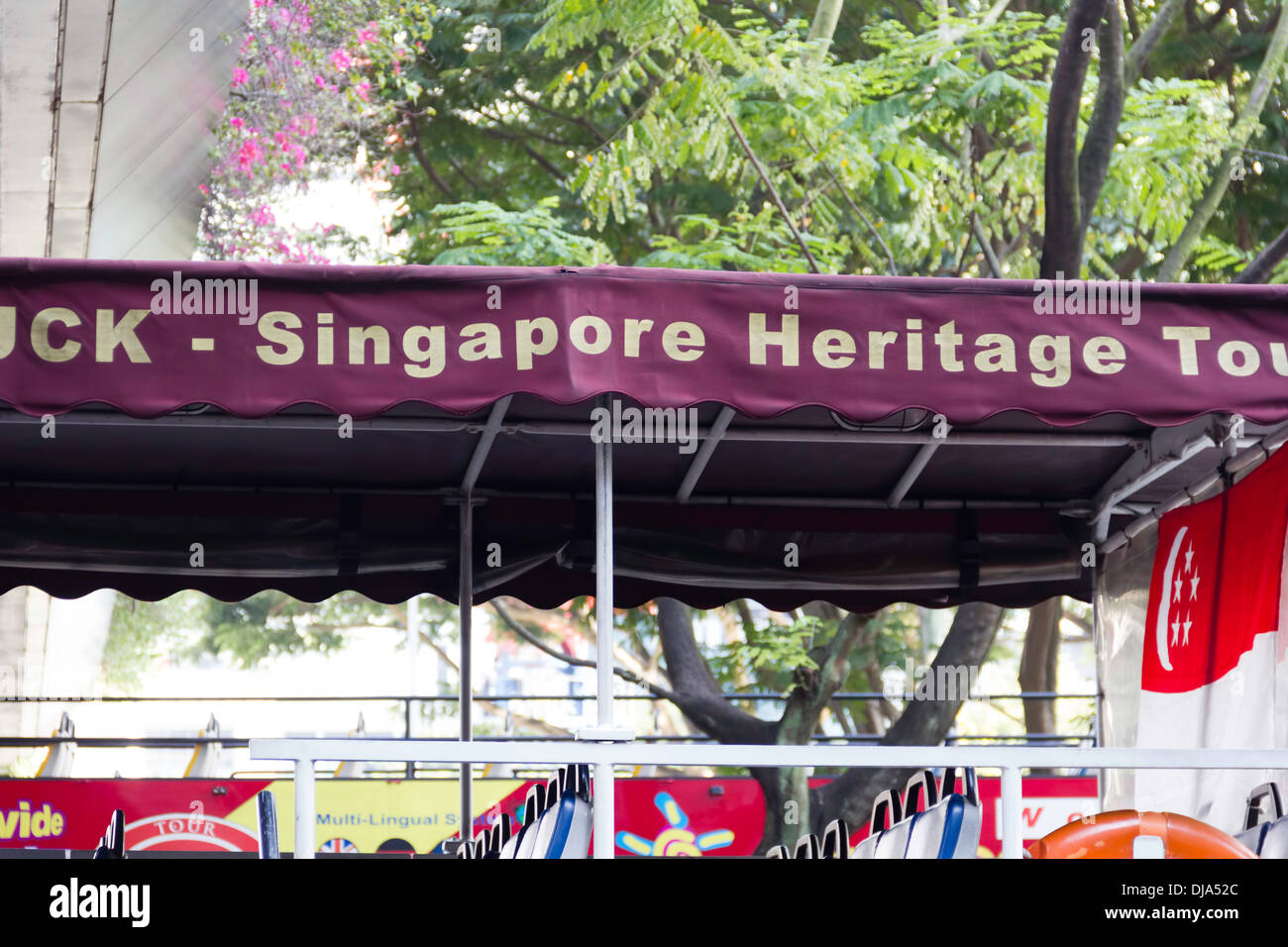 Véhicule amphibie utilisé pour le canard à la visite de Singapour. Le véhicule prend des gens sur une partie de la rue et passe ensuite à l'eau. Banque D'Images