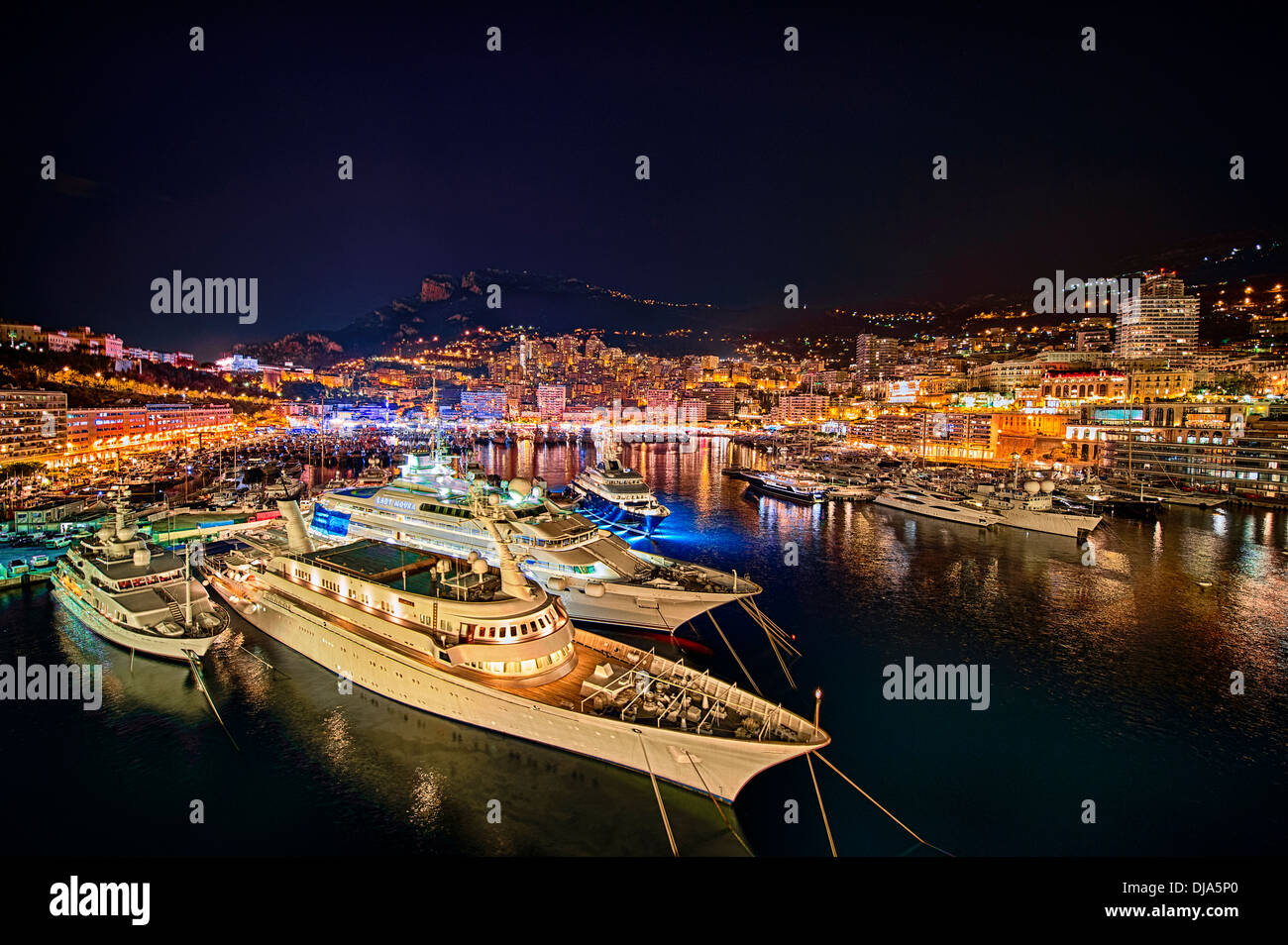 Yachts de luxe amarrés dans la marina, à Monte Carlo, Monaco Banque D'Images