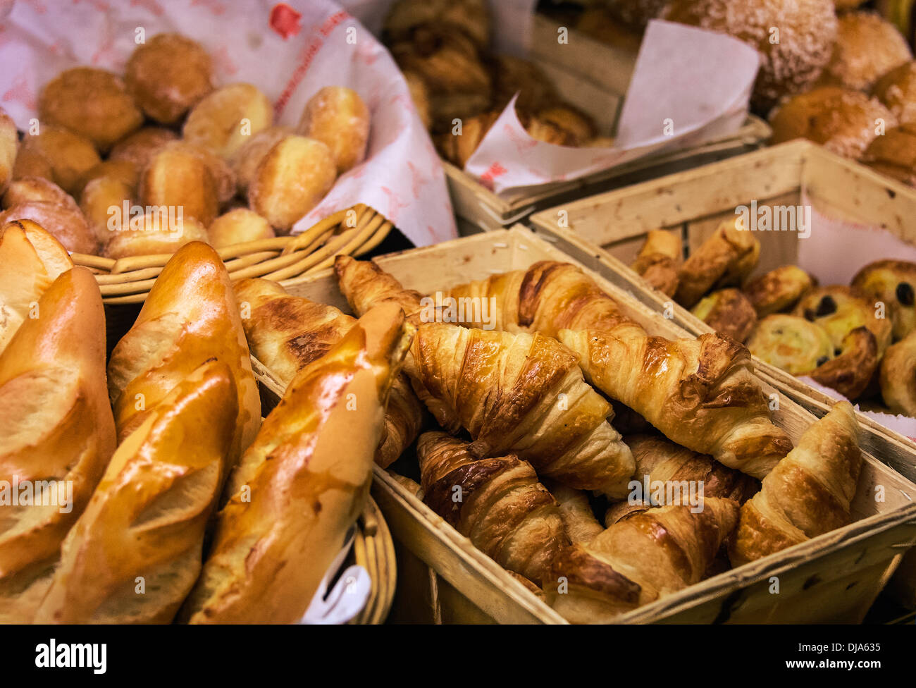 Des croissants dans une pâtisserie française. Banque D'Images