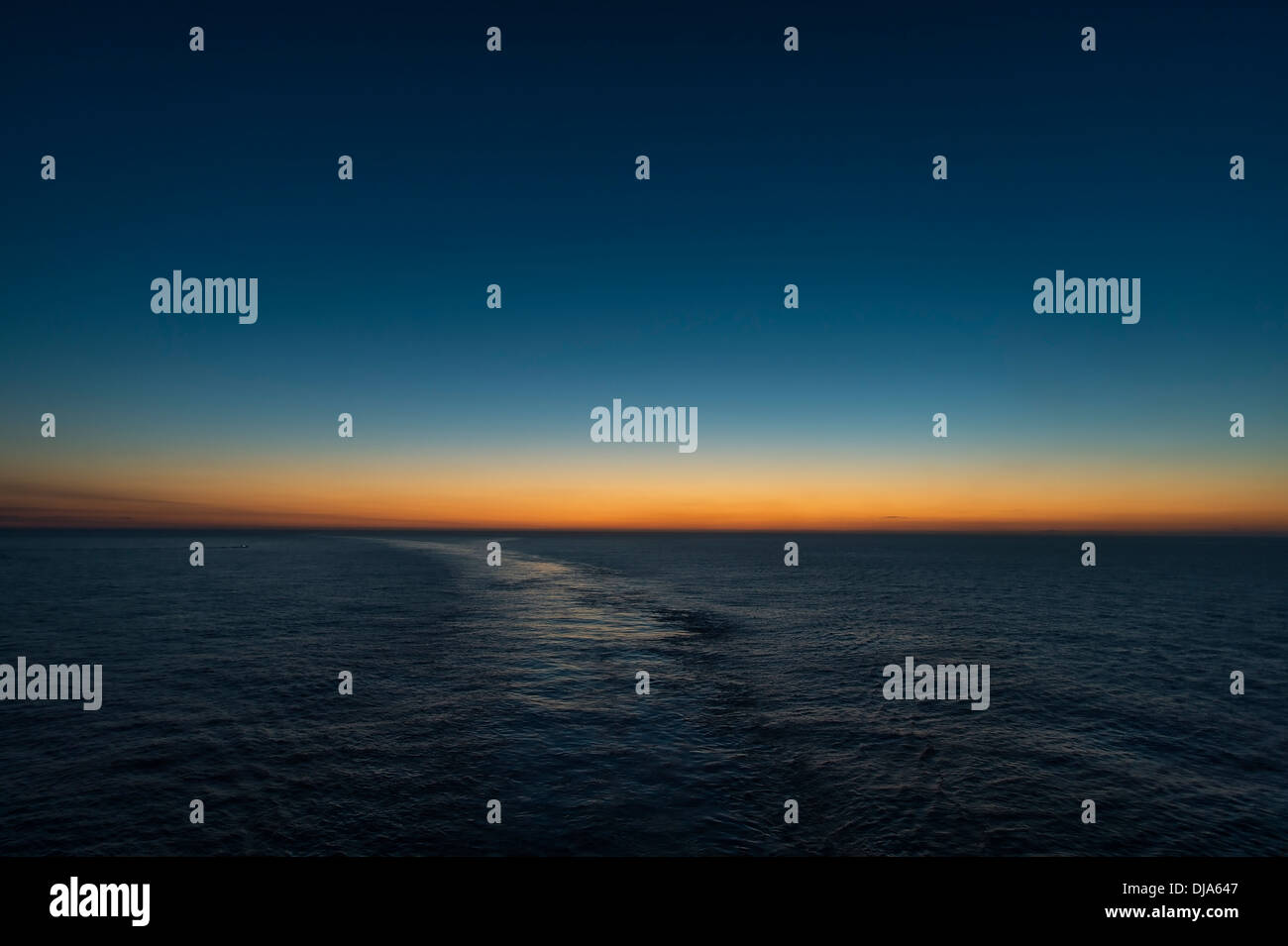 L'eau de l'océan calme au coucher du soleil. Banque D'Images