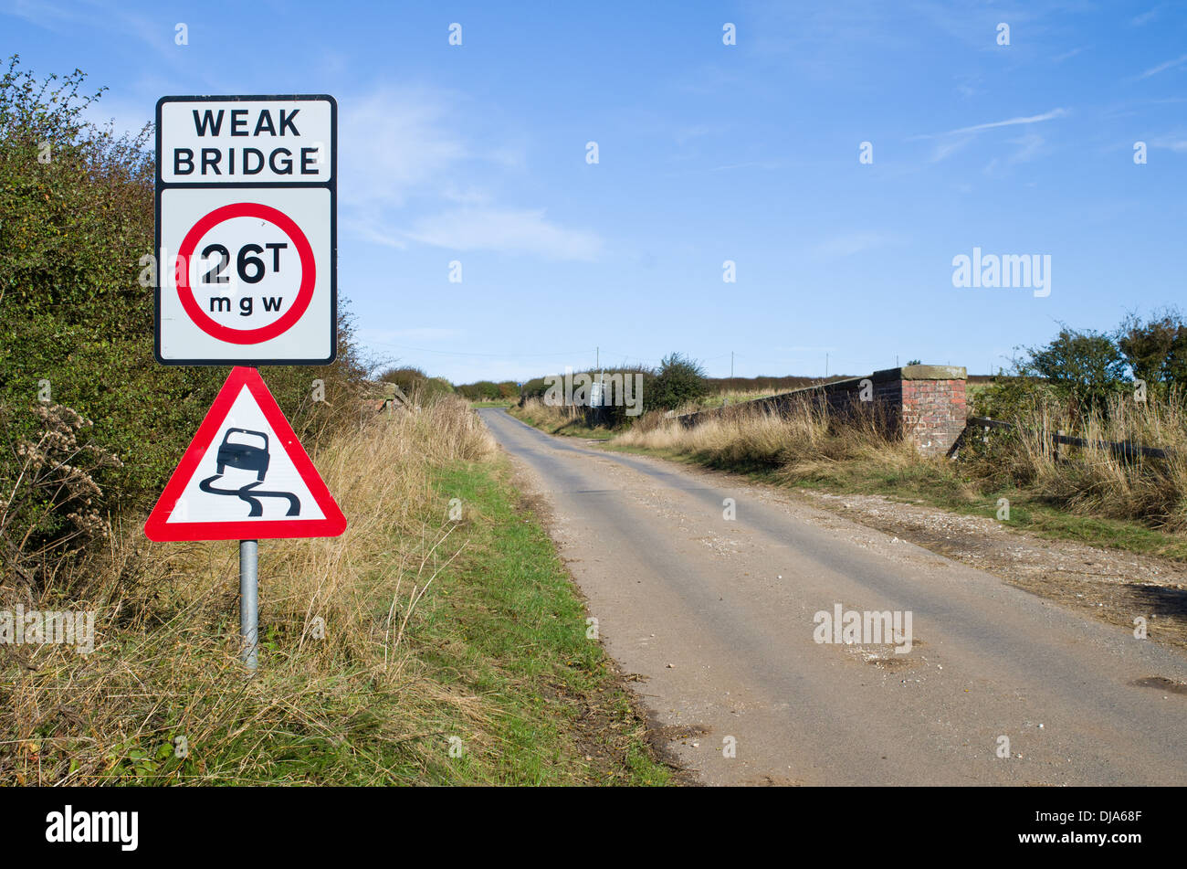 Voie unique étroite route avec pont de briques Banque D'Images