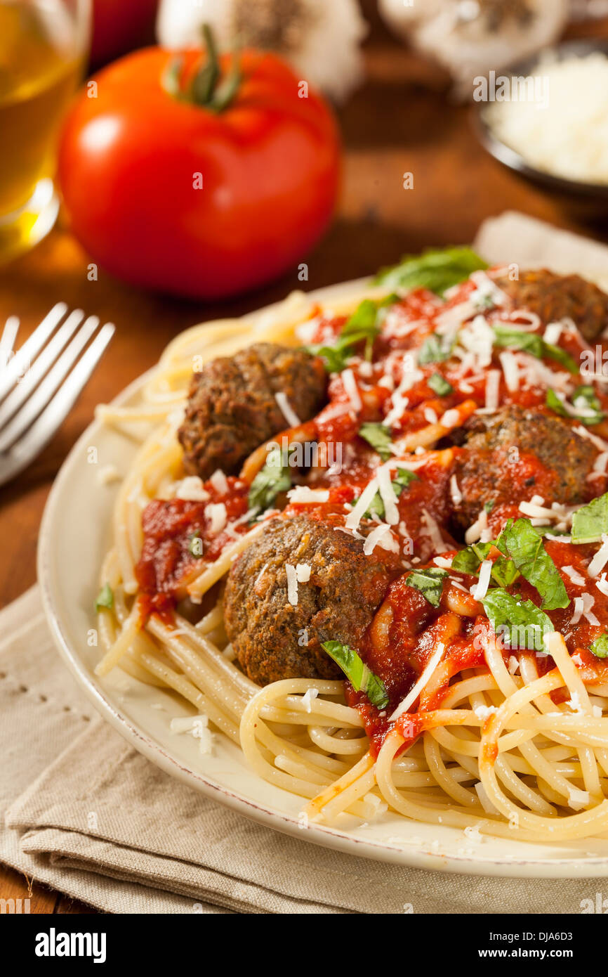 Des spaghettis et des boulettes de pâtes au basilic et Marinara Banque D'Images