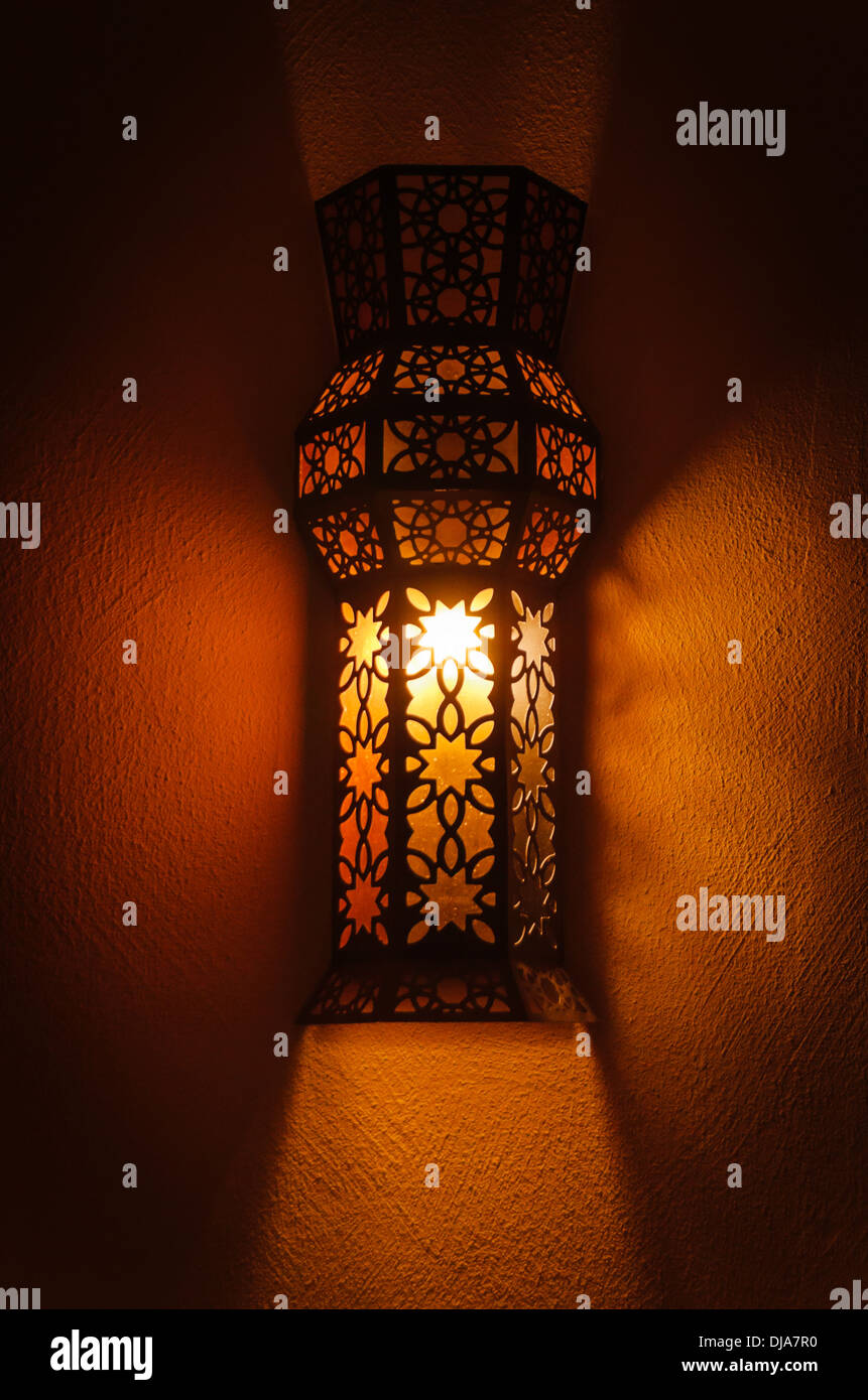 Une lanterne avec des motifs islamiques traditionnelles éclairer un mur en stuc dans la Marina de Dubaï. Dubaï, Émirats arabes unis. Banque D'Images