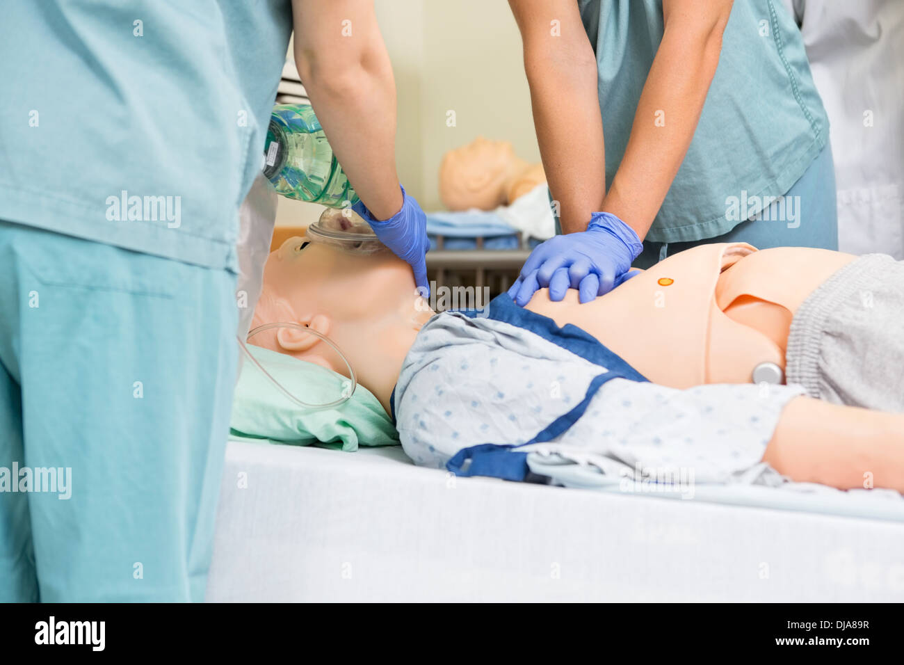 Infirmière Performing CPR on patient factice Banque D'Images