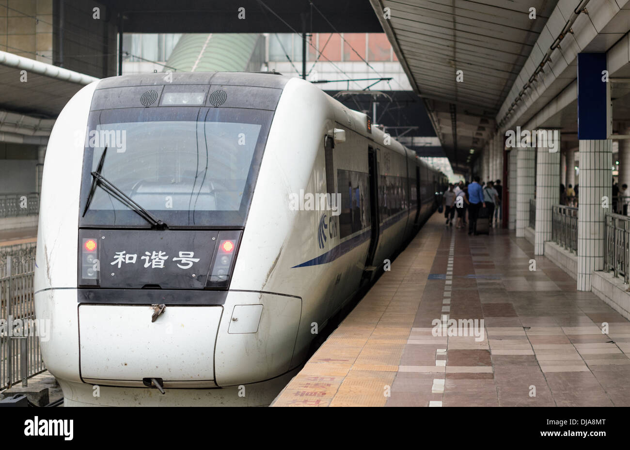 Le développement en Asie de la grande vitesse ferroviaire (TGV) : un train moderne à une plate-forme de station en Chine Banque D'Images