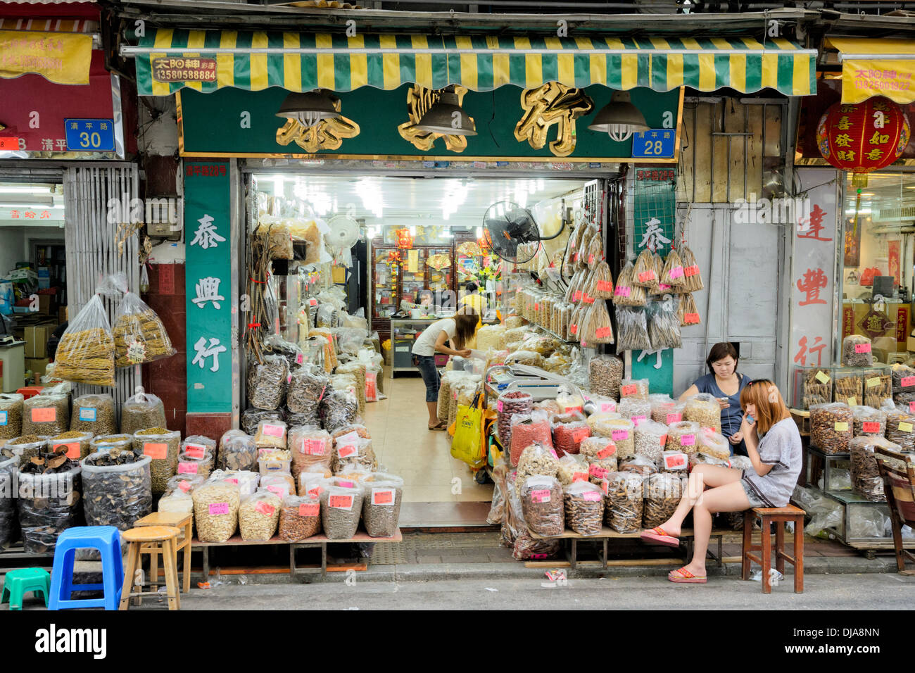 Ouvrez la façade typiquement chinois-shop avec des marchandises sur l'affichage Banque D'Images