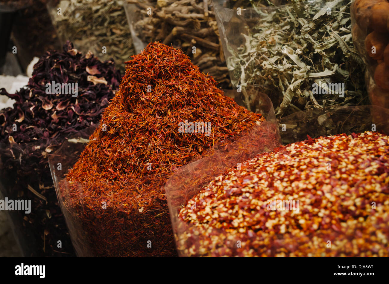 Épices et herbes exotiques alignés pour la vente à Deira marché aux épices. Dubaï, Émirats arabes unis. Banque D'Images