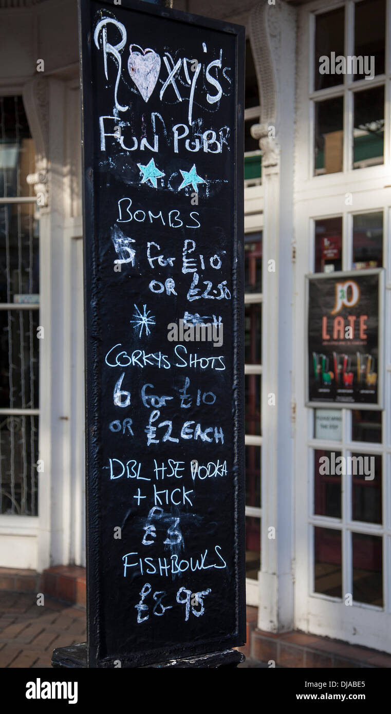 Blackpool, Lancashire, le 25 novembre, 2013. Le Conseil envisage d'interdire la publicité pour l'alcool à l'extérieur sur toutes les pubs, commerces) et de boutiques pour combattre les problèmes de santé liés à l'alcool. Également à l'étude sont controversées prévoit d'interdire l'alcool en fin de soirée dans le centre-ville pour aider à soulager le fardeau sur les ressources limitées. La proposition d'introduction d'un matin tôt afin de restriction (EMRO)- qui a pour but d'interdire les pubs et clubs servant de l'alcool après 3h du matin, l'agent en chef Steve Finningan a indiqué que la décision d'aider sa vigueur. Banque D'Images