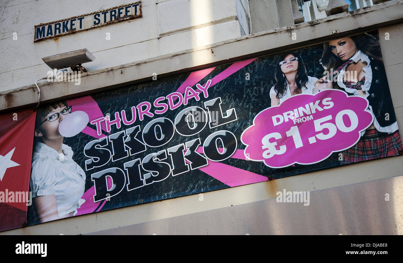 Blackpool, Lancashire, le 25 novembre, 2013. Le Conseil envisage d'interdire la publicité pour l'alcool à l'extérieur sur toutes les pubs, commerces) et de boutiques pour combattre les problèmes de santé liés à l'alcool. Également à l'étude sont controversées prévoit d'interdire l'alcool en fin de soirée dans le centre-ville pour aider à soulager le fardeau sur les ressources limitées. La proposition d'introduction d'un matin tôt afin de restriction (EMRO)- qui a pour but d'interdire les pubs et clubs servant de l'alcool après 3h du matin, l'agent en chef Steve Finningan a indiqué que la décision d'aider sa vigueur. Banque D'Images