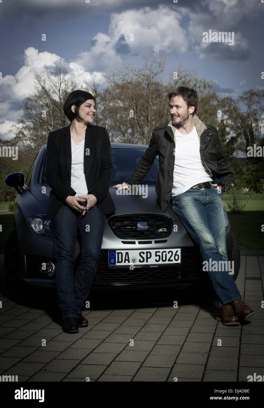 Les ambassadeurs de marque siège Jasmin Tabatabai, Andreas Pietschmann posant dehors Raj Mahal hotel avec une Seat Leon Cupra R peu avant d'assister à un match de football le Borussia Dortmund et le Bayern Munich. Hanovre, Allemagne - 11.04.2012 Banque D'Images