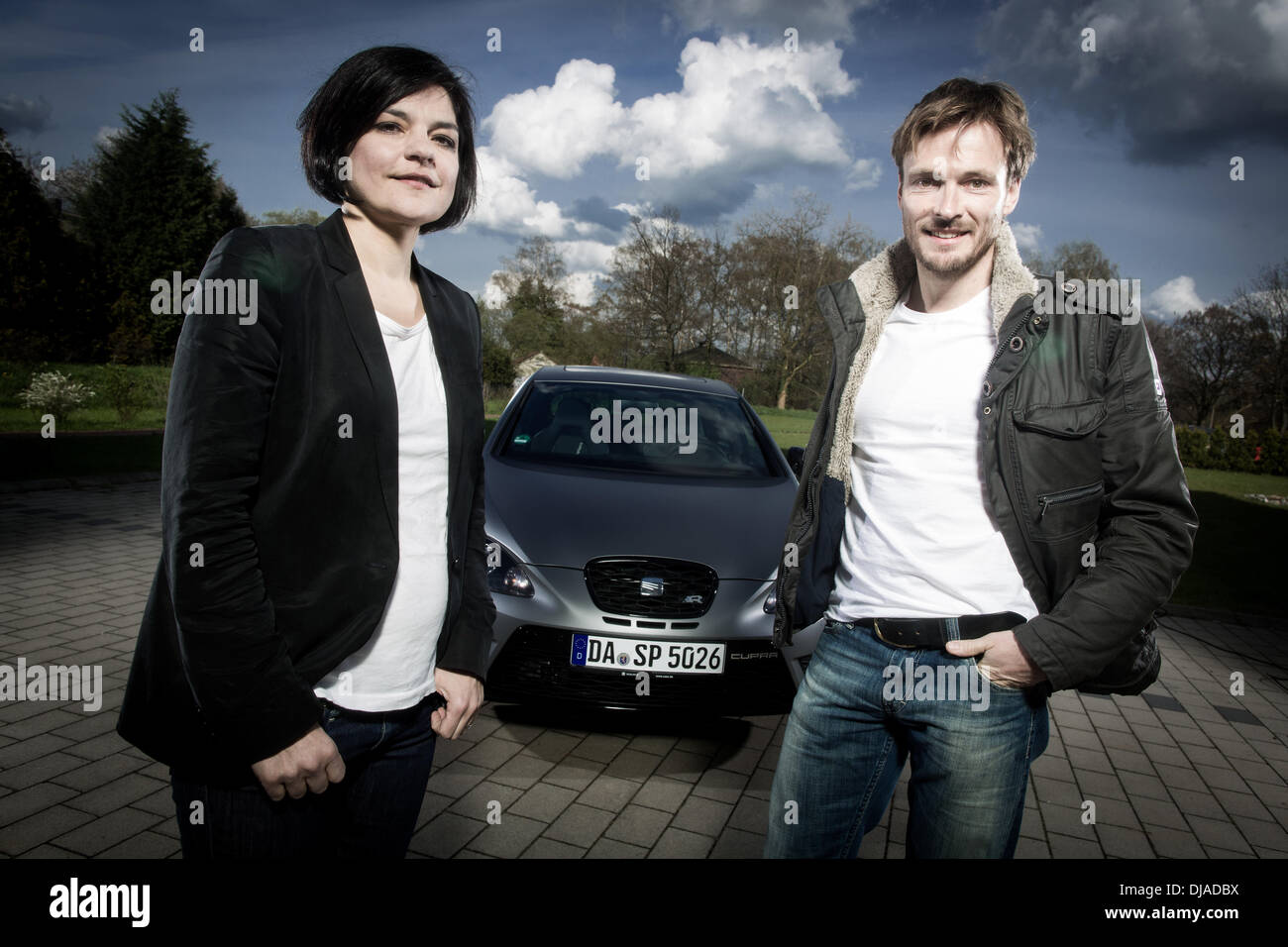 Les ambassadeurs de marque siège Jasmin Tabatabai, Andreas Pietschmann posant dehors Raj Mahal hotel avec une Seat Leon Cupra R peu avant d'assister à un match de football le Borussia Dortmund et le Bayern Munich. Hanovre, Allemagne - 11.04.2012 Banque D'Images