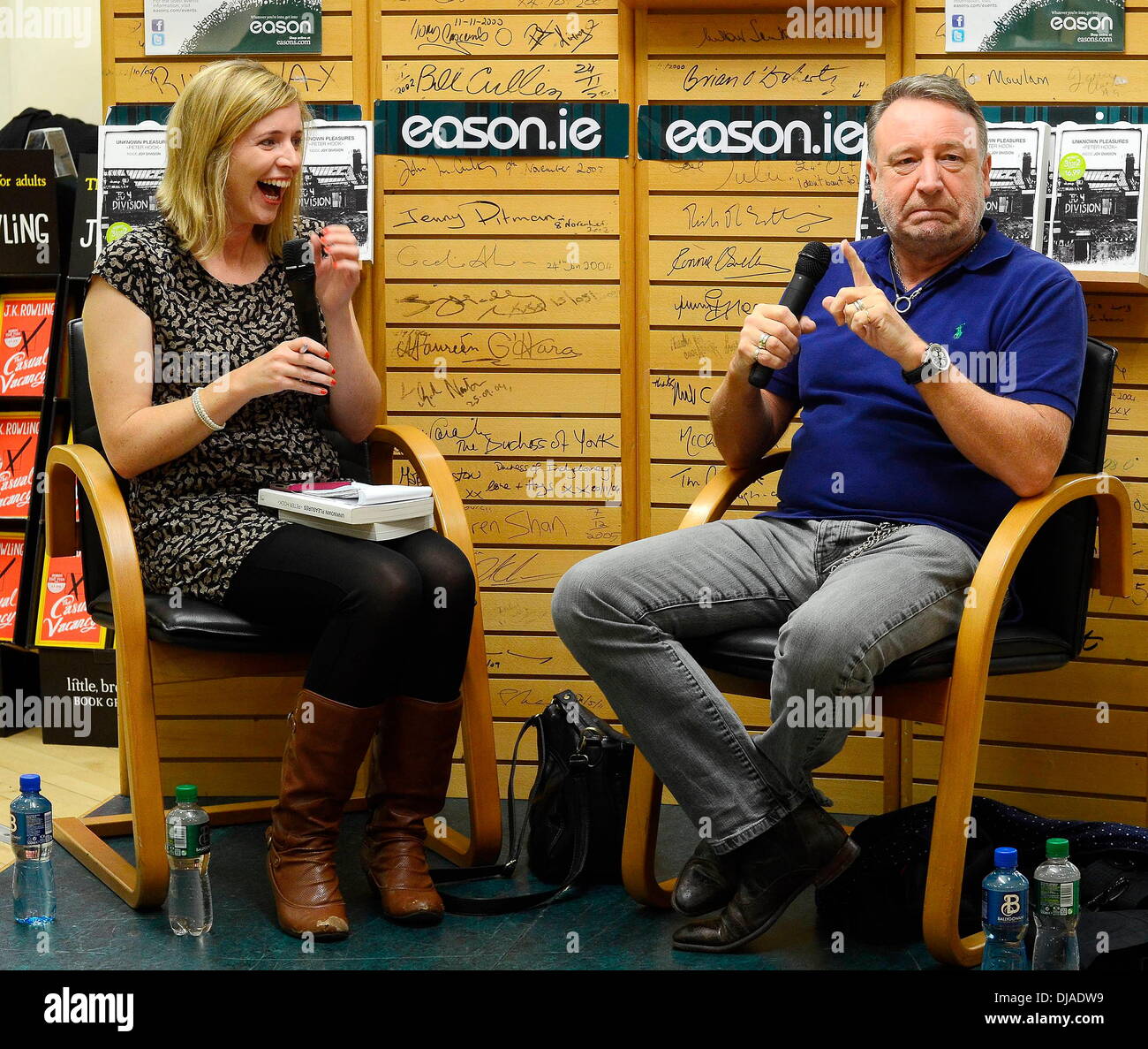 Peter Hook et Nadine O'Regan Peter Hook fait la promotion de son nouveau livre 'Unknown Pleasures : Joy Division à l'intérieur' à Eason Dublin, Irlande - 08.10.12. Banque D'Images