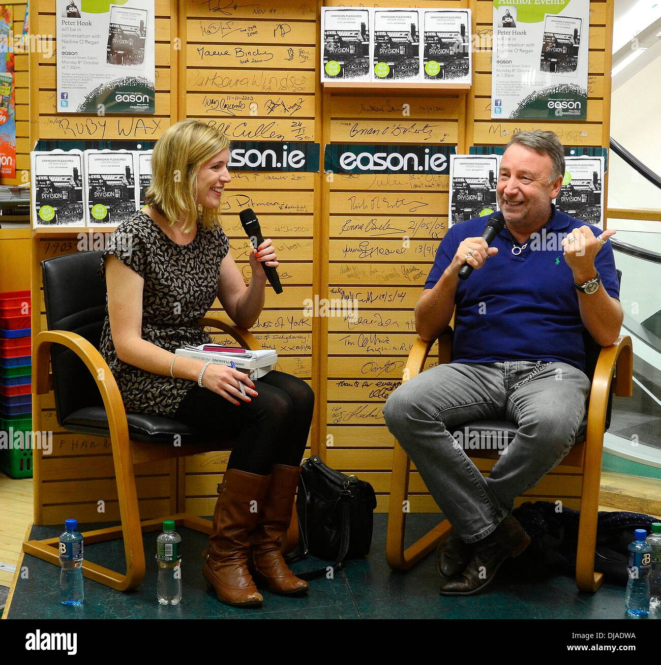Peter Hook et Nadine O'Regan Peter Hook fait la promotion de son nouveau livre 'Unknown Pleasures : Joy Division à l'intérieur' à Eason Dublin, Irlande - 08.10.12. Banque D'Images